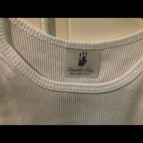 White tank with purple 3D flowers on front - Picture 4 of 5